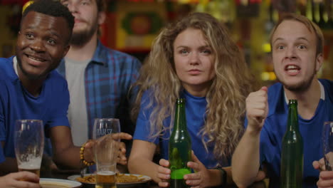 Freunde-Oder-Fußballfans,-Die-In-Der-Bar-Fußball-Schauen